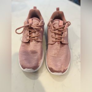 NIKE Woman sneakers. Light pink